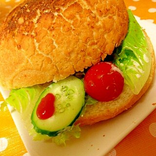 ダブルチーズパンの野菜サンドイッチ